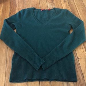 Green V-neck cashmere sweater